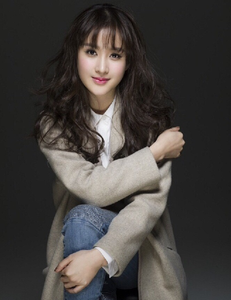 郑媛元有着青春靓丽的外形以及清新甜美的容貌的郑媛元