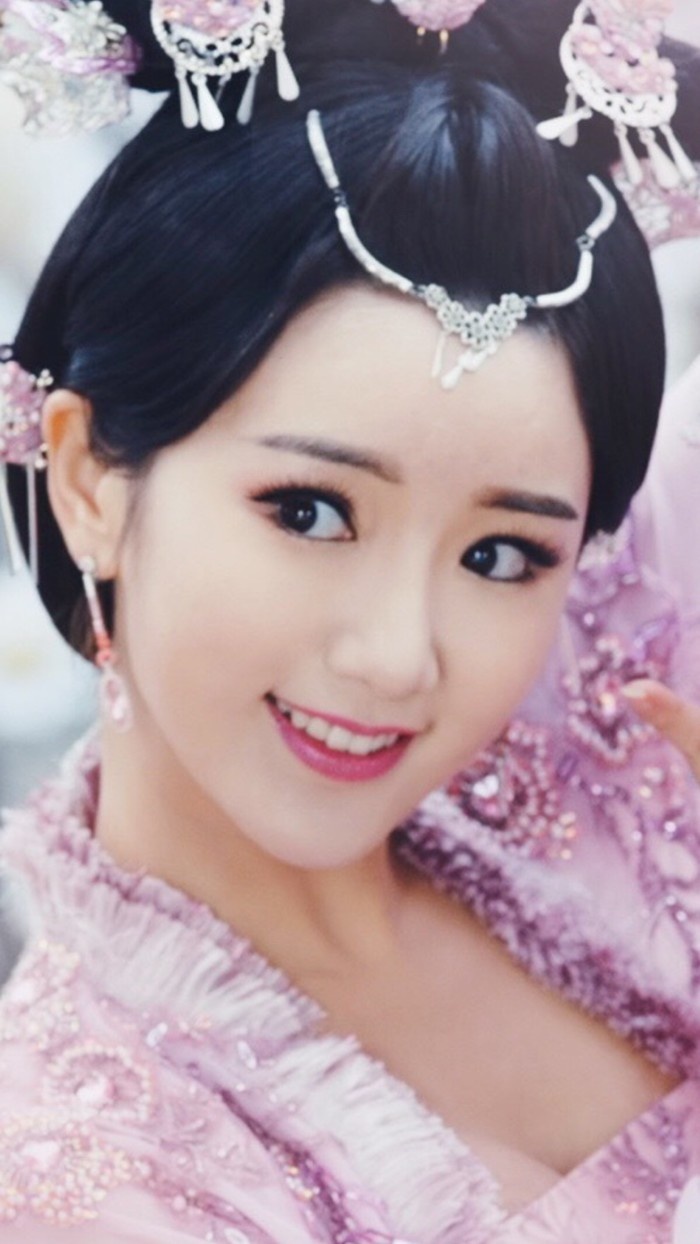 毛晓彤:她穿什么都永远像一个优美的小女生,温柔而坚强