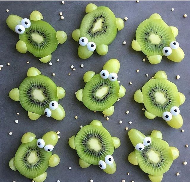 这张照片中的水果拼盘看起来比较杂乱无章,但是他们都有着非常可爱的