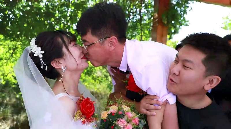 为什么现役军人结婚都穿军装,退伍军人结婚就