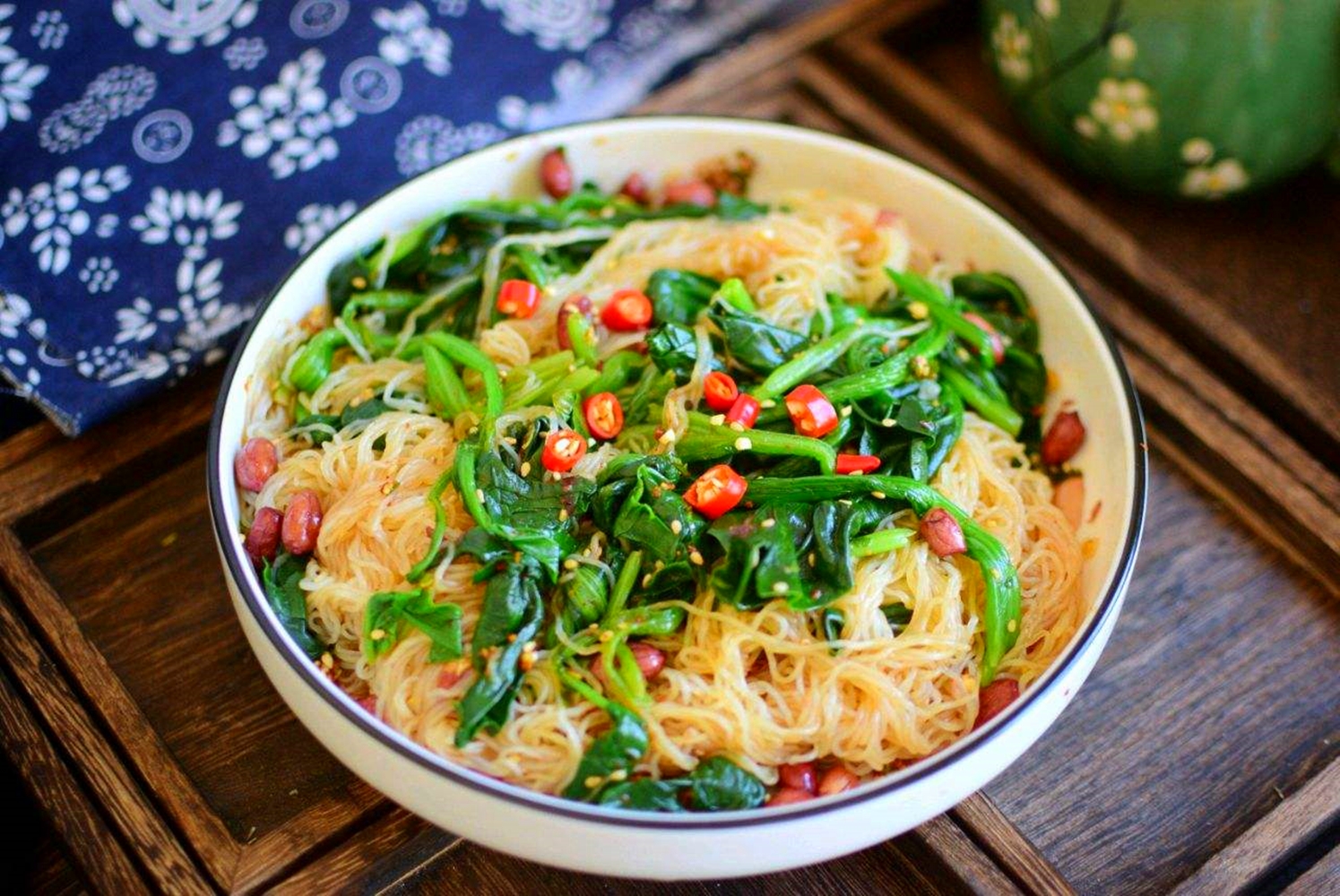 教大家做芥末粉丝菜,酸辣开胃,咸鲜适中,让人垂涎欲滴