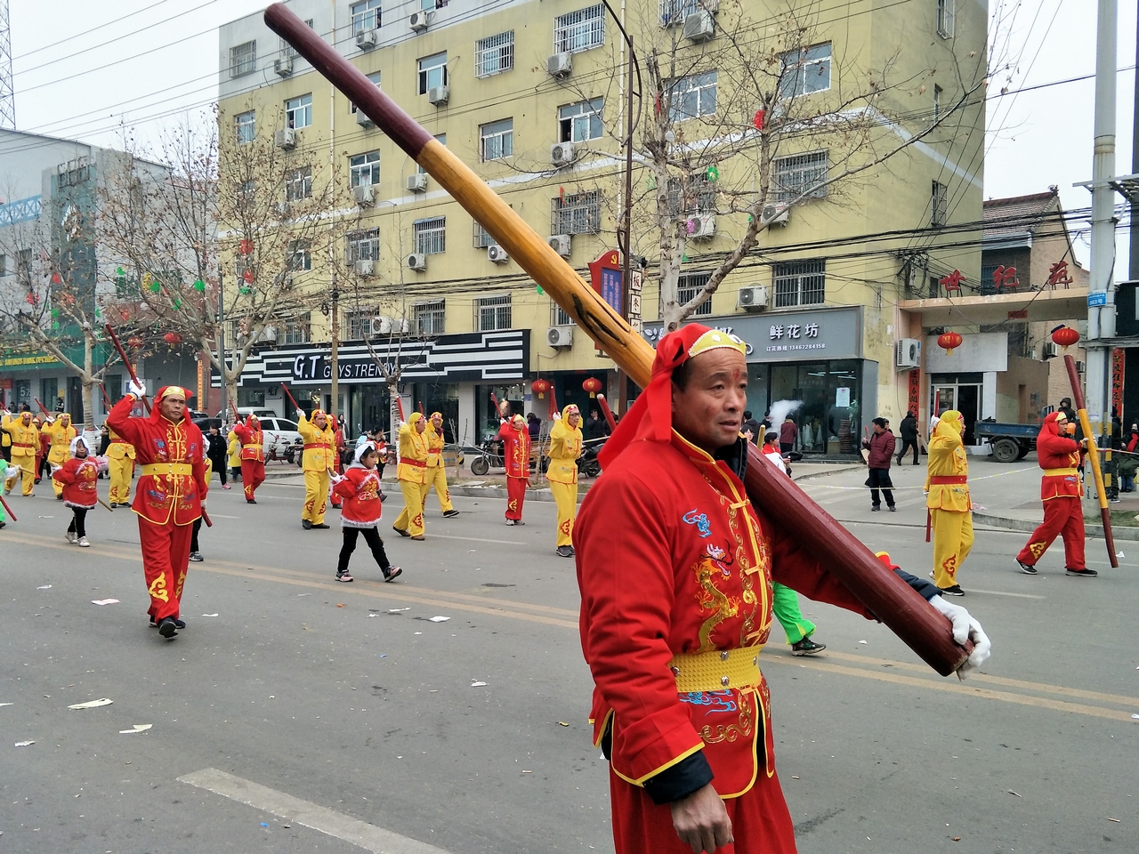 闹社火,村里男女老幼人手一棍,据说节目是赵匡胤手上传下的