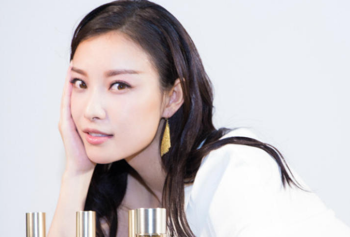 倪妮有一双细长的桃花眼,笑起来弯成月牙状,让人如沐春风