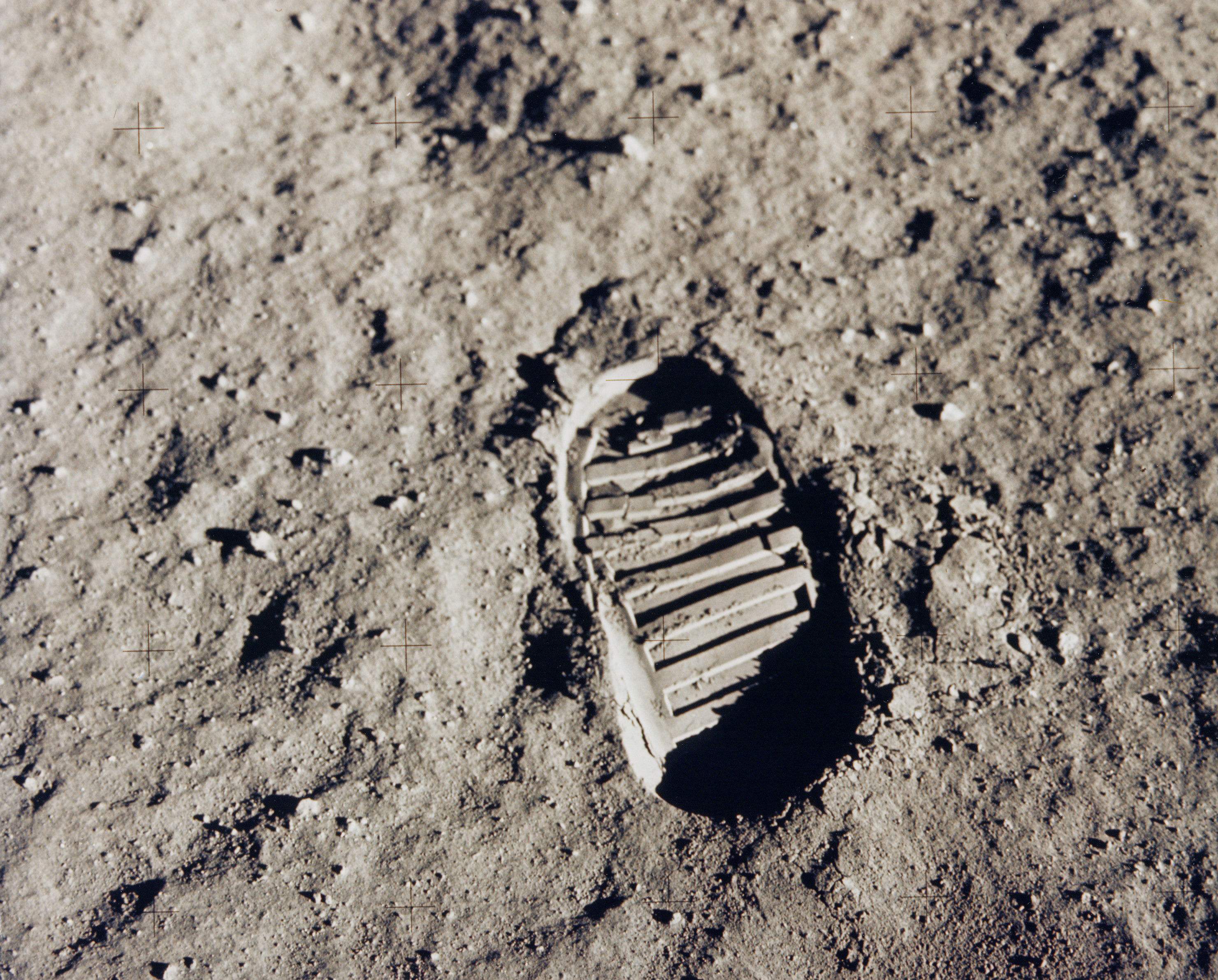 在月球上留下的脚印,过了几十年也没有消失?又长知识了