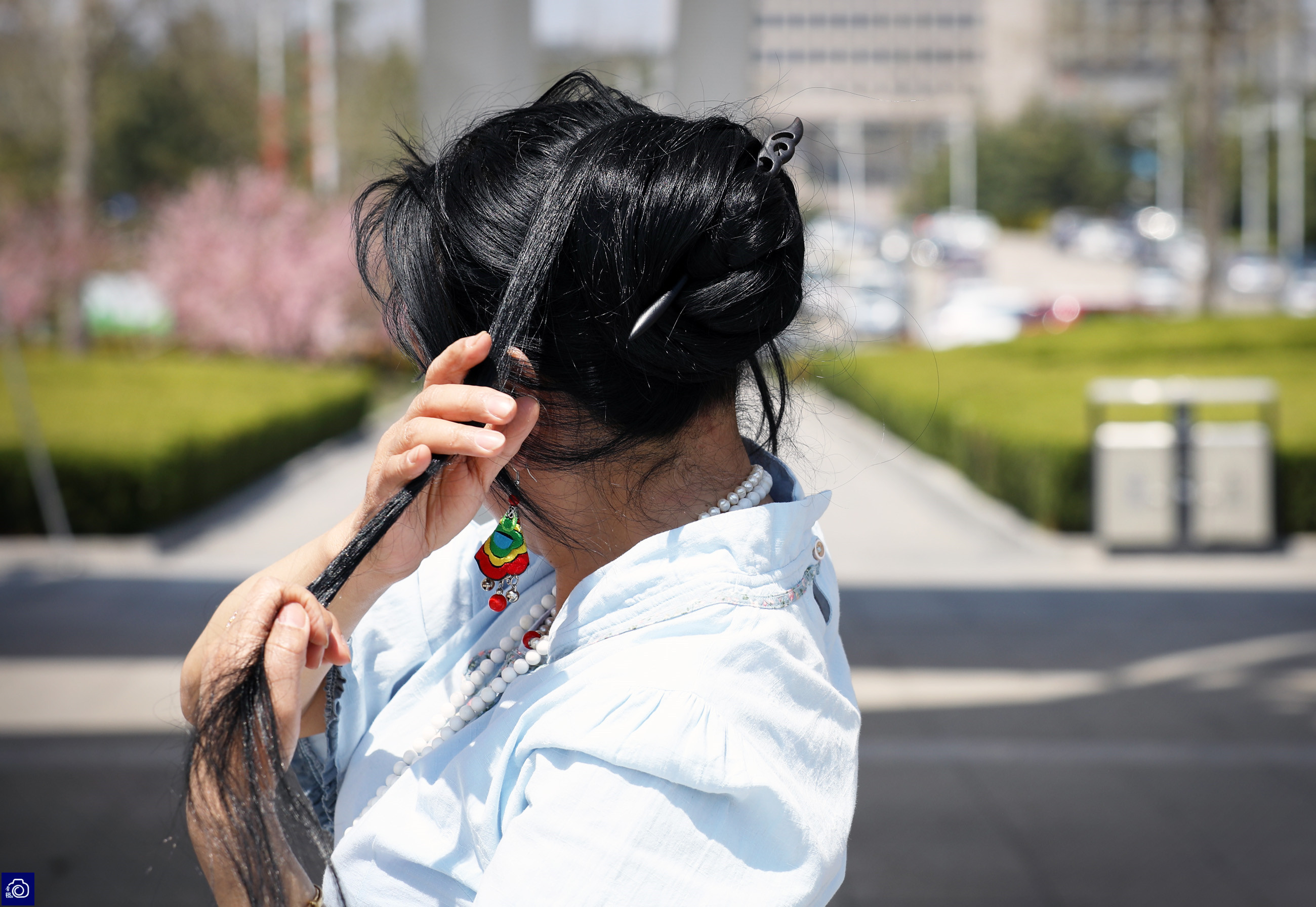 由于头发太长,平时出门,高俊英要足足花费近一个小