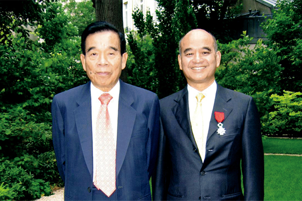 郑裕彤不爱美色只爱打牌,还创造了一个神秘组织