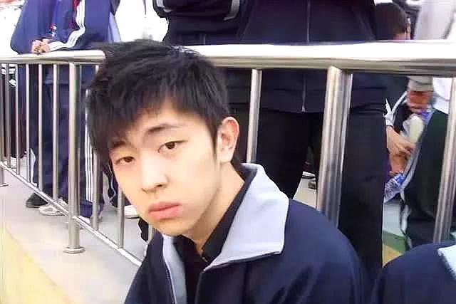 邓伦青涩高中照曝光,是女同学偷拍,网友:看他的座位不是好学生