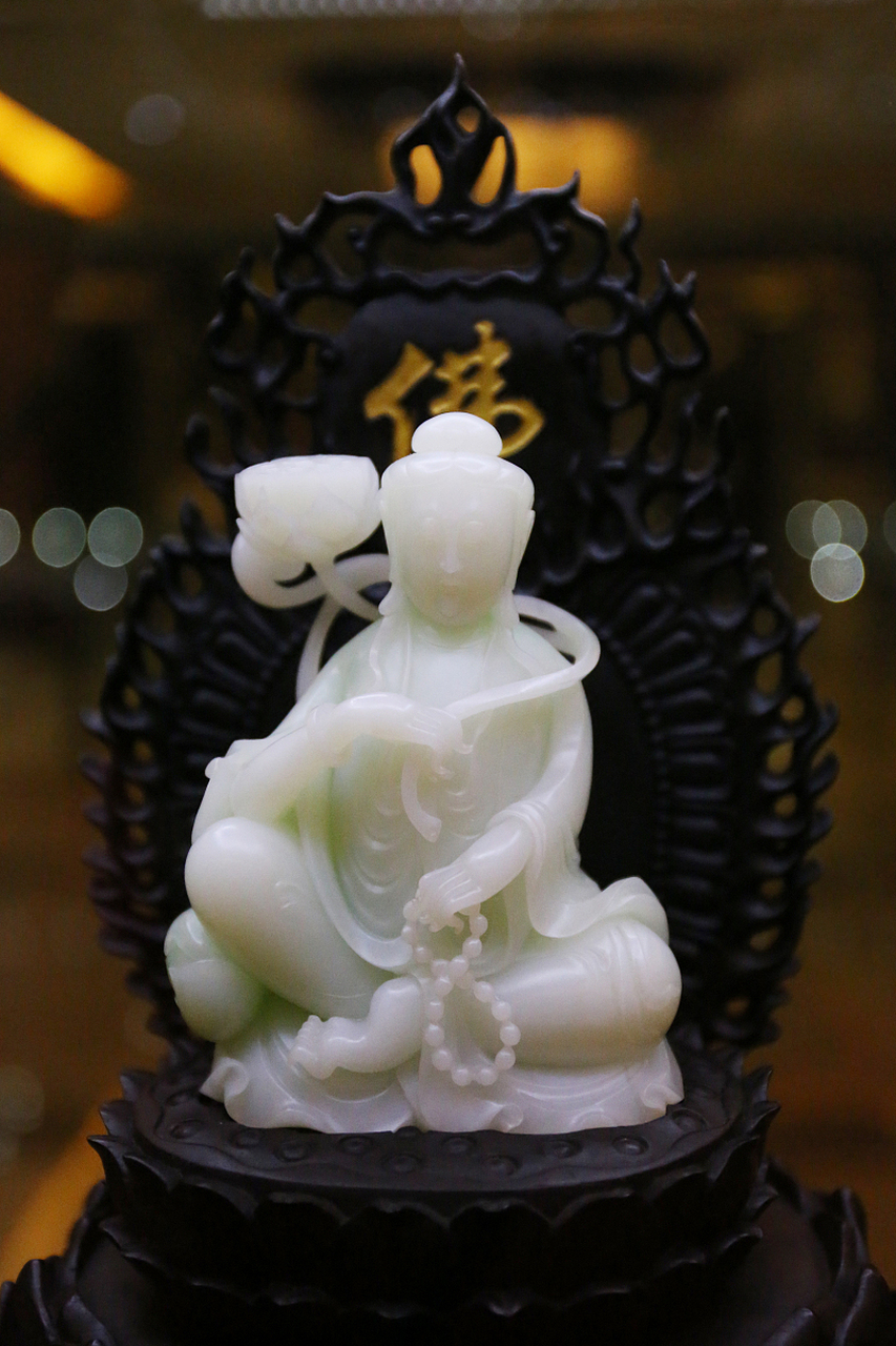 观音菩萨雕像,白玉镶嵌宝石,精美无比,寓意祥瑞.