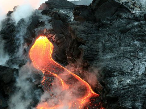 夏威夷岛的五大盾形火山分别为冒纳罗亚火山(mauna loa,最大的火山,活
