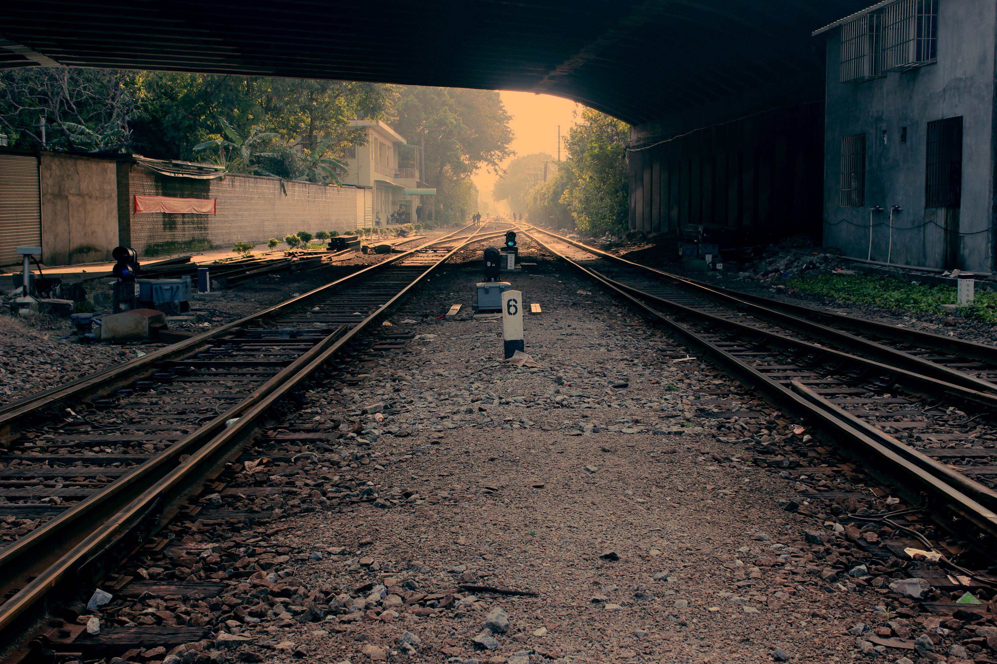 废旧的铁轨 废弃的轨道 废弃的火车 如今,铁轨上已有螺丝被掀起, 仿佛