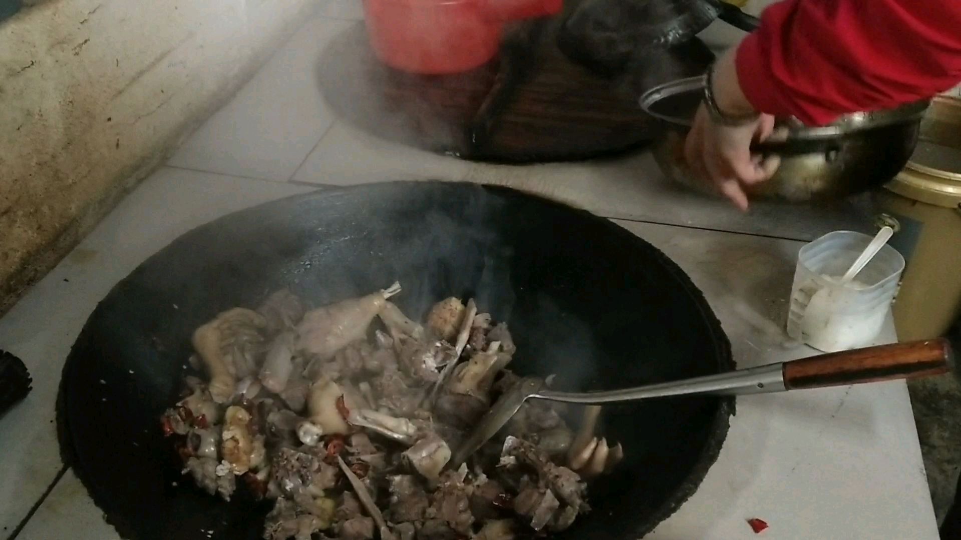 今天的下酒菜,铁锅炖大鹅!