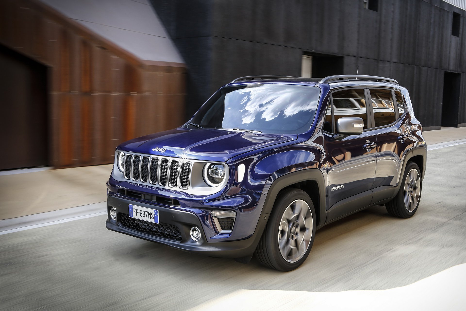 2019款jeep自由侠英国版售价168万元起,新增10t三缸发动机