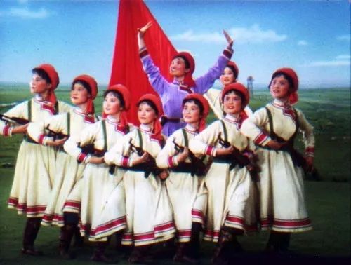 1971年歌舞草原女民兵图片