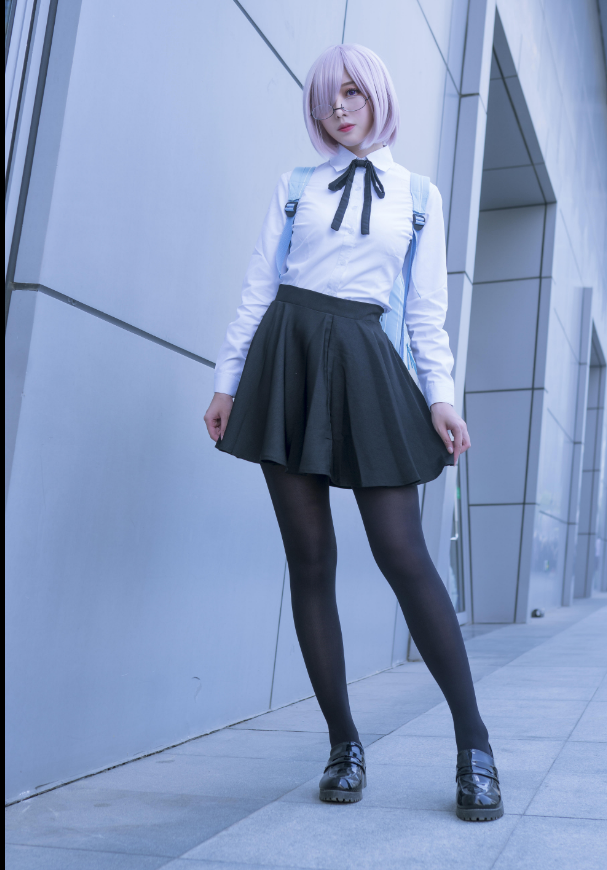 可爱的短发学妹cos,网友:黑丝美腿好漂亮