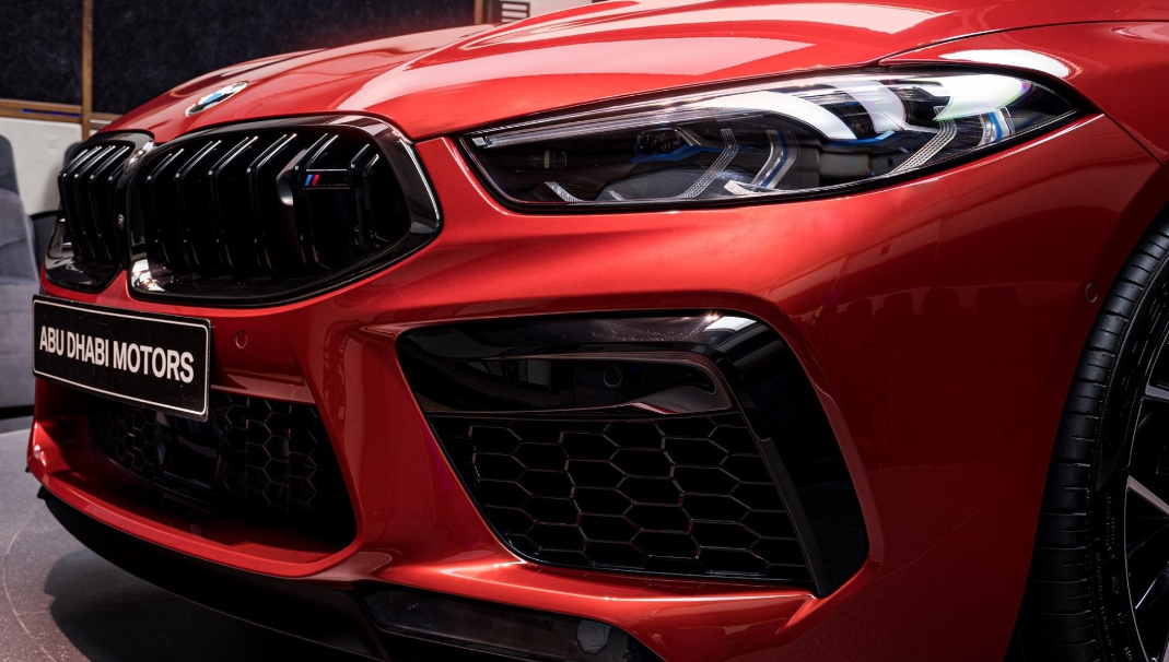 宝马m8雷霆敞篷版,红色外观,过年开它回家,你就是全村的焦点