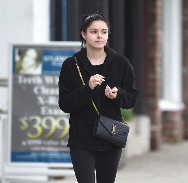 加州,"二姐"阿芮尔·温特(ariel winter)独自出街.