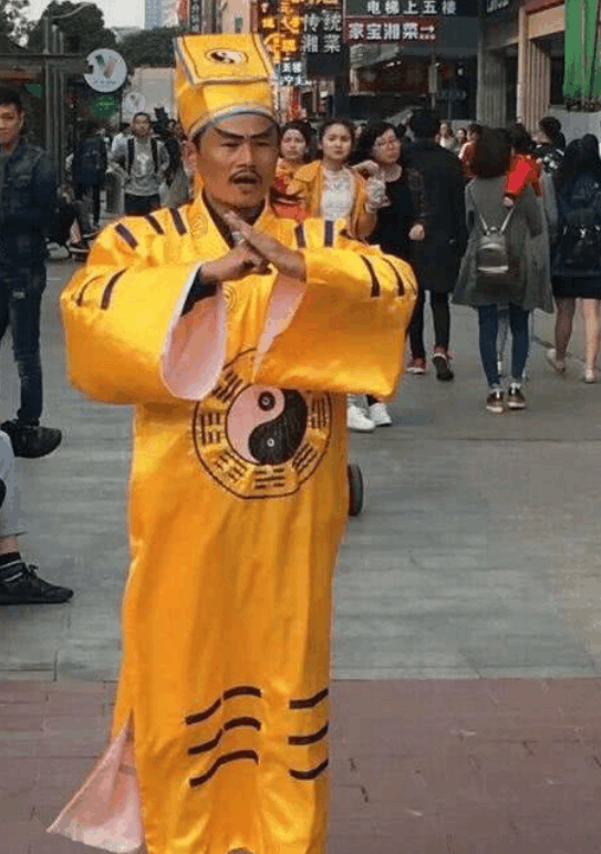 因长相神似"林正英"走红,成名后却要求拍戏片酬不低于100万!