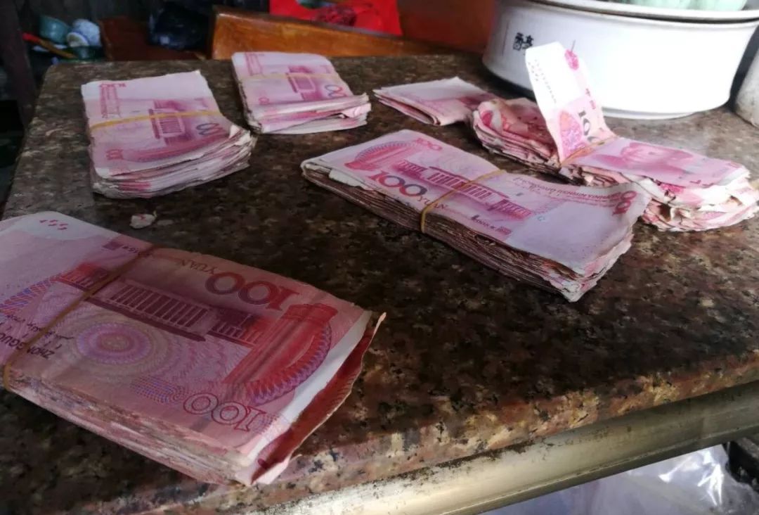 在汕头有人5万多人民币被白蚁的蛀蚀,导致币面不同程度残破