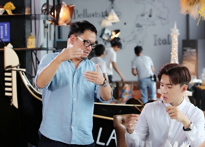 10张罕见《我们的少年时代》幕后照:图中是导演在给男演员讲剧本,不得