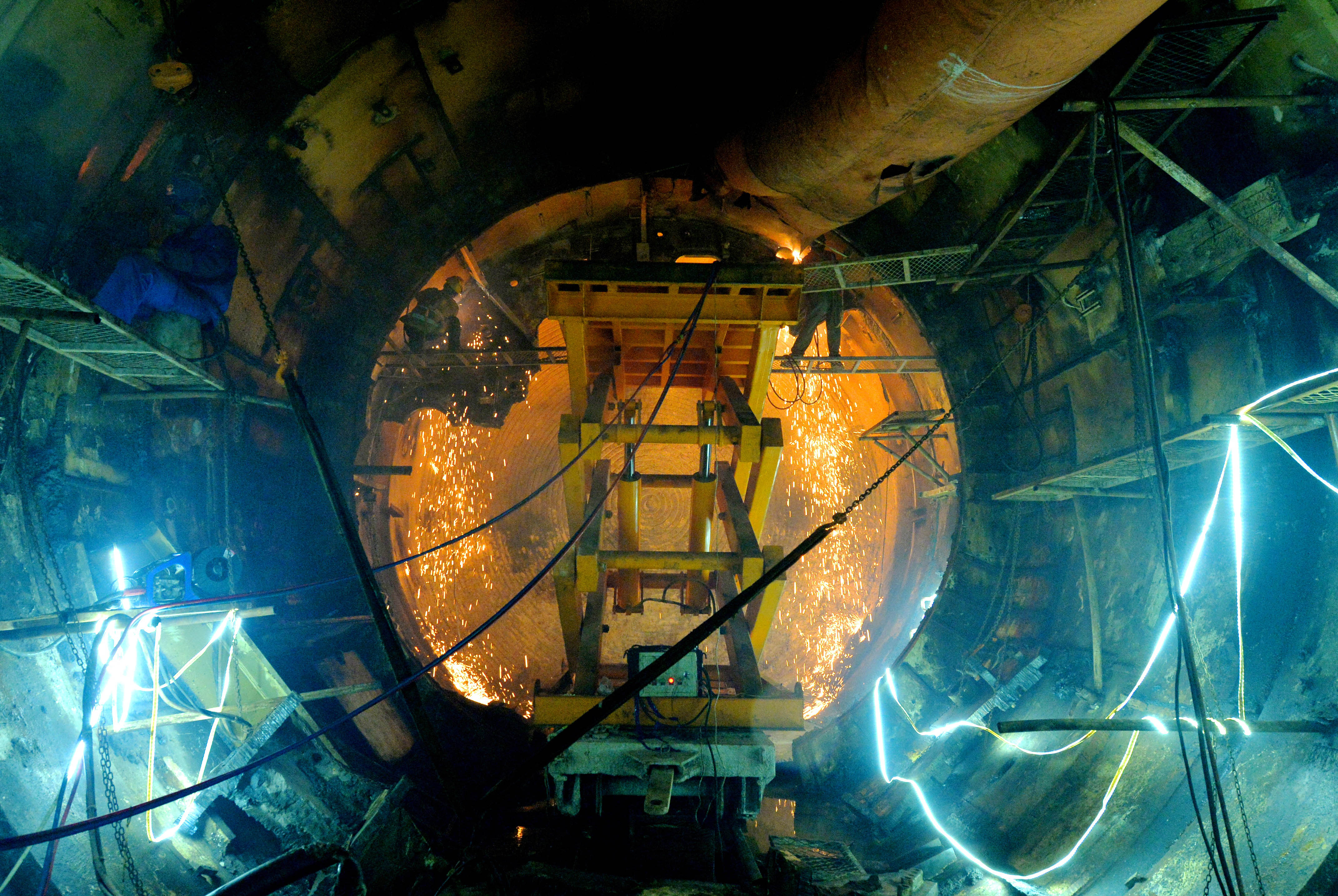 厦门地铁3号线建设"海底隧道洞内盾构机弃壳解体"顺利完成(2)