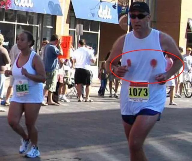 为何马拉松男选手也要贴乳贴?看完这几张图瞬间明白了