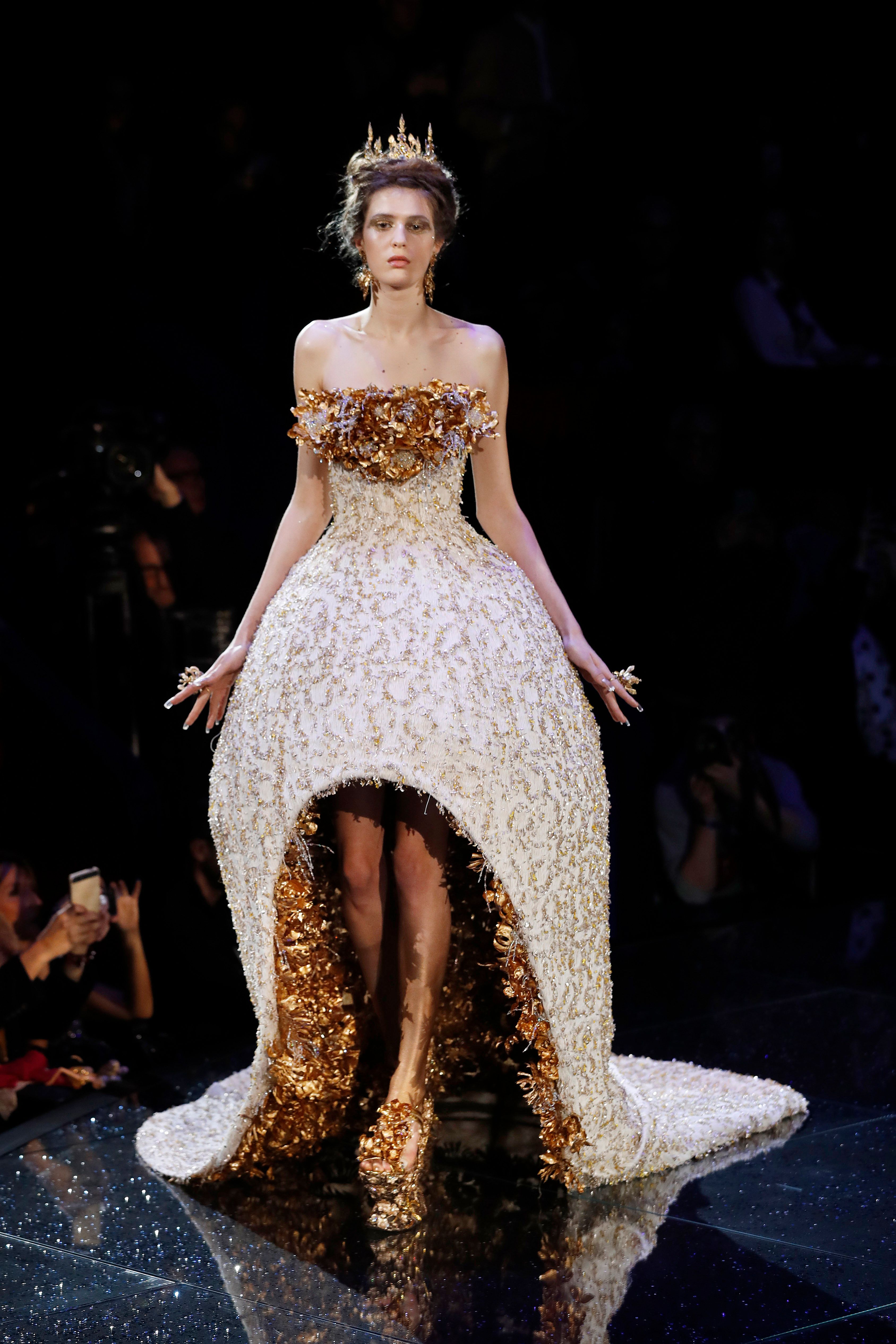 [1](外代二线)巴黎时装周:中国设计师郭培发布春夏高级定制新品