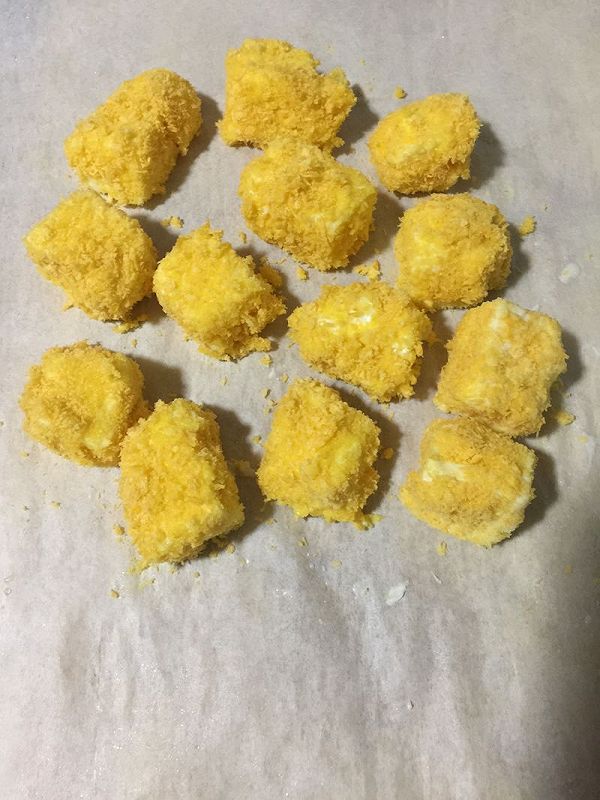 第五步 第五步:把切好的酸奶块先沾上蛋液,然后再裹上面包糠.