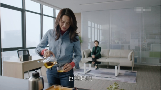 都挺好:明玉为明成向周经理求情,送客之后的泼茶动作有何深意?
