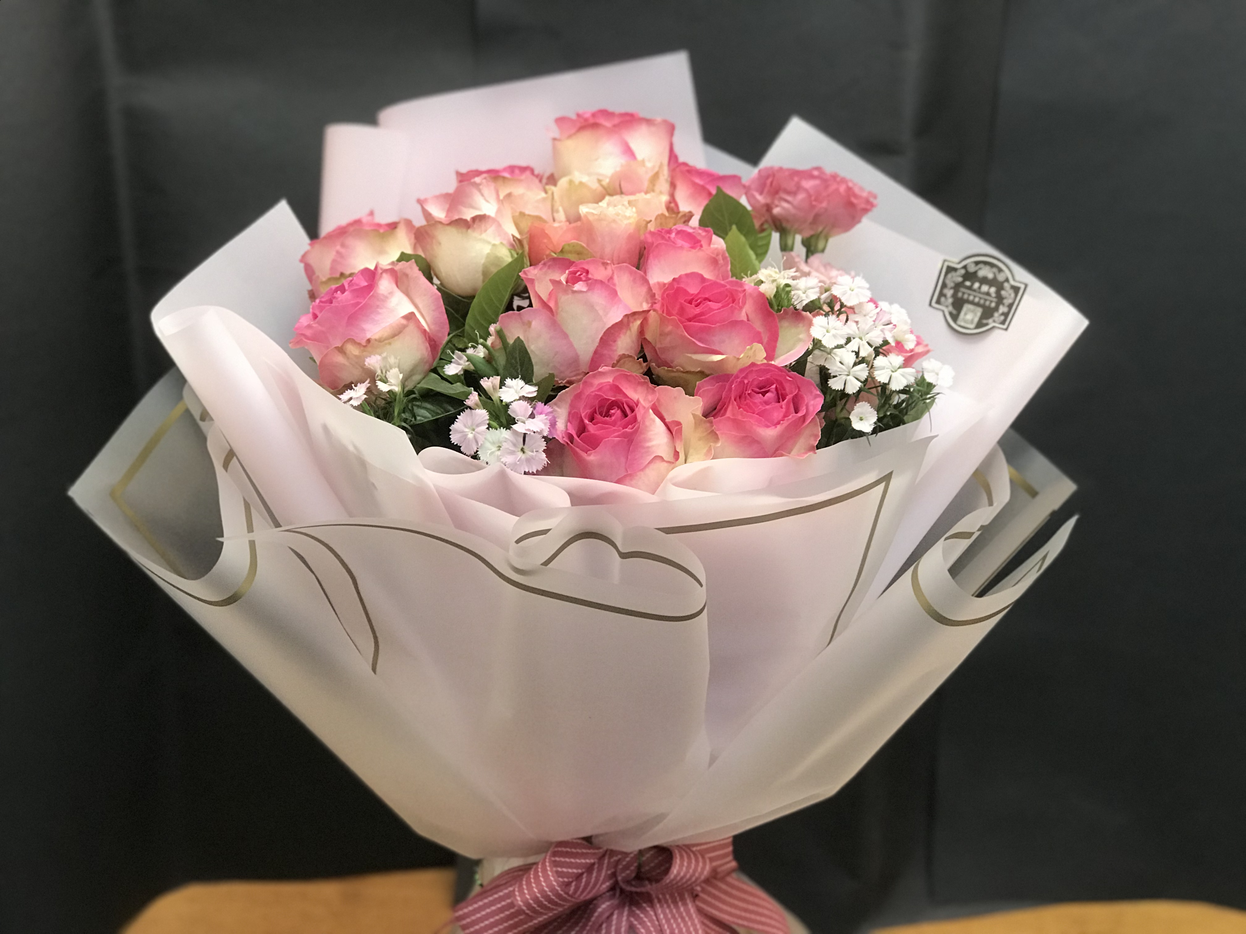 红袖玫瑰 在花艺设计中 红袖玫瑰属于单头复色大花苞玫瑰切花品种 黄