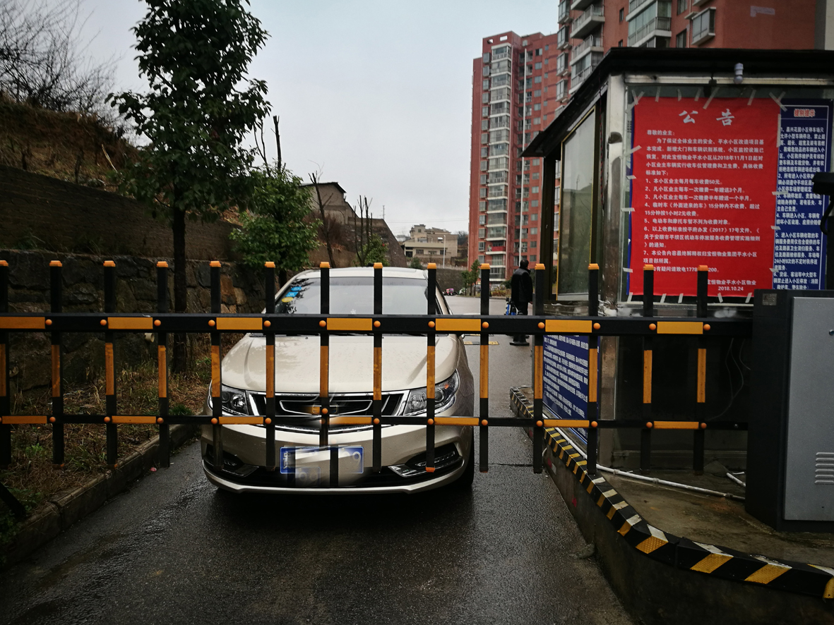 不缴纳停车费物业就不让车出小区,你怎么看?