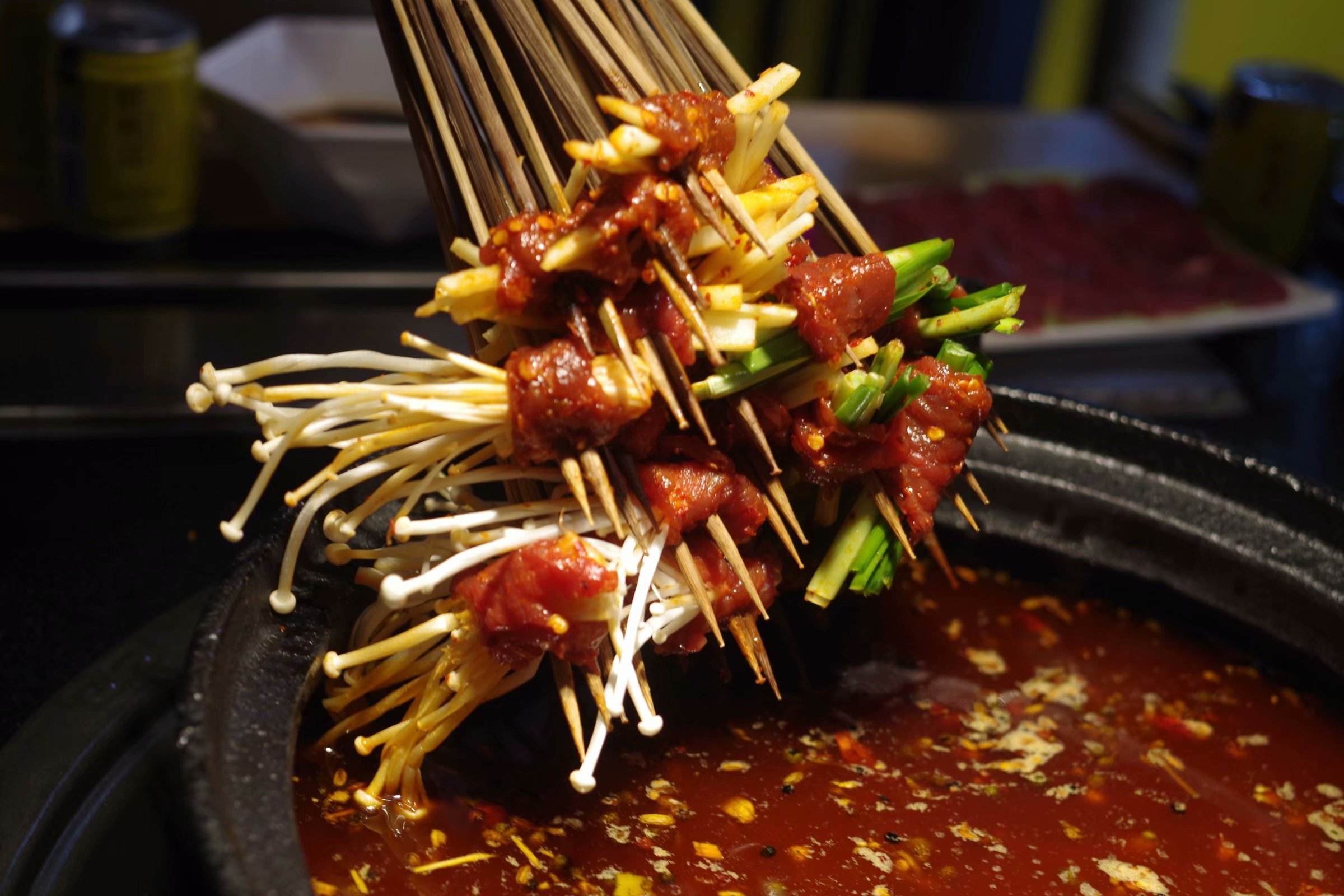 重庆已成网红城市,为什么吃火锅还能50块钱扶墙走?原因太暖心了