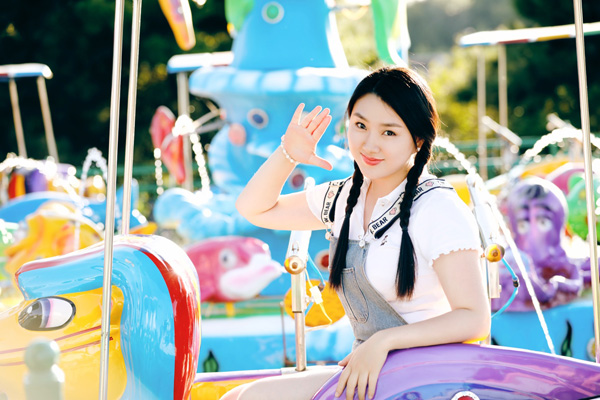 元气少女肖洋《偷偷爱你》街拍写真曝光