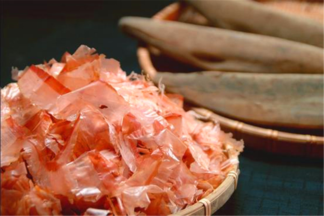 有人将干的鲣鱼两边磨光,做成了一把刀,竟然可以和平常的菜刀媲美