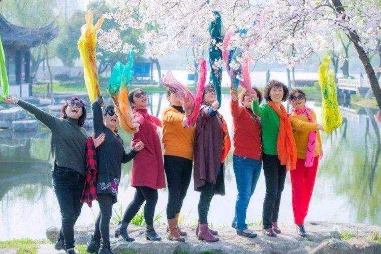 丝巾,墨镜成大妈旅游标配,看看中国大妈出游各种自拍照