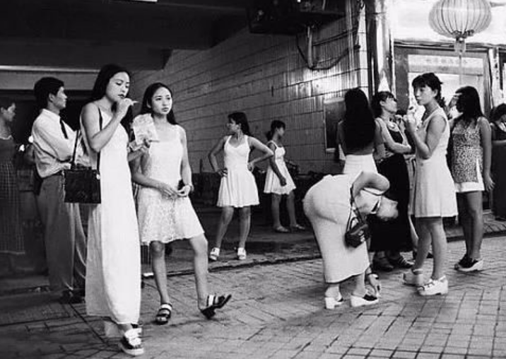 90年代的深圳老照片:图一为在发廊门口抽烟的女子!