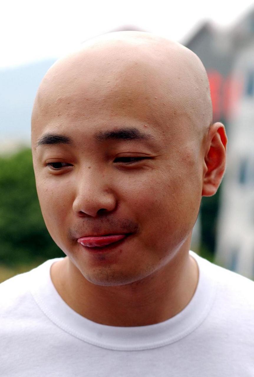 71"头发还没长出来,光头佬又要开始剃头了.