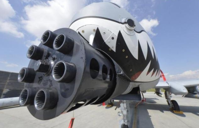 世界上威猛的加特林机枪比小汽车还大,威力强大堪称"坦克杀手"