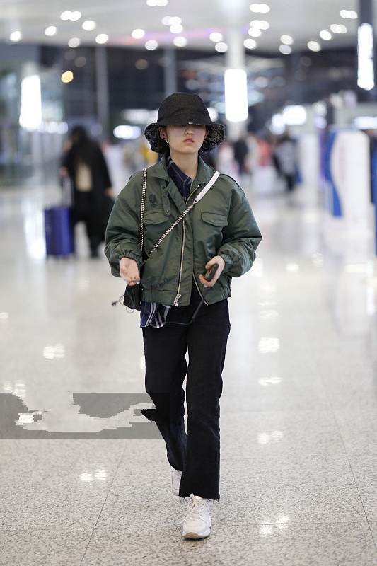 张子枫终于选对服装,紫色背心配牛仔裤,这才是少女正确穿搭!