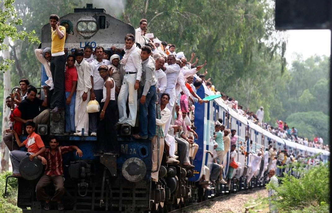 父母接过孩子开始安抚 在我们的印象中,印度人坐火车应该是这样的