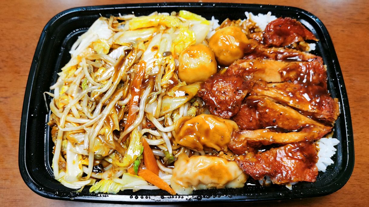 一份11元的黑胡椒鸡扒饭,满满黑胡椒汁,免费的饮料就是好喝