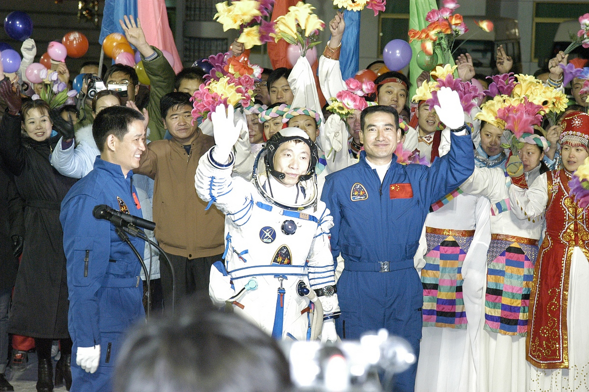 神十六航天員圓滿完成出艙任務】今天,神舟十六號航天員景海鵬,朱楊柱