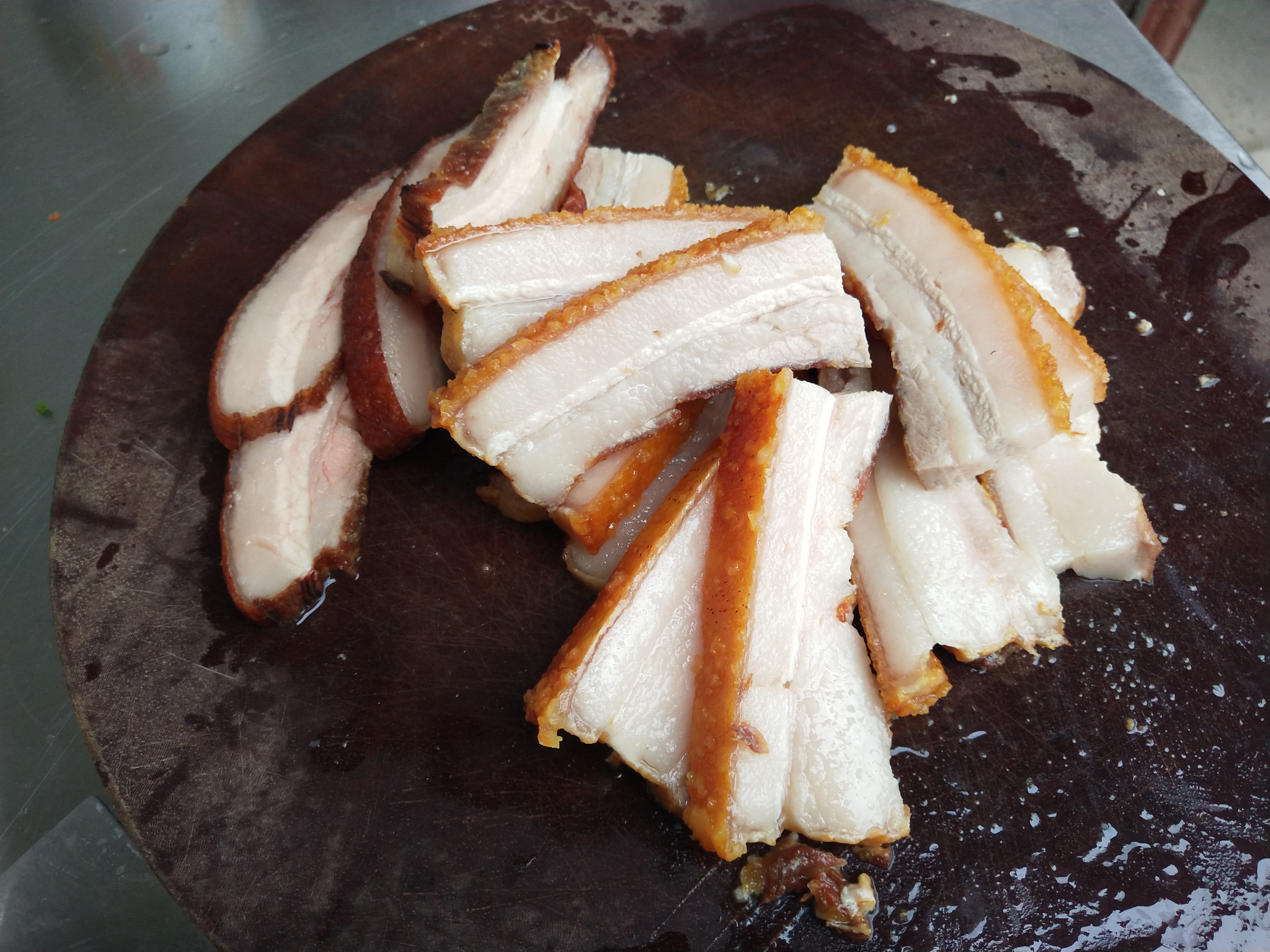 灵山本地人最爱吃扣肉,有羊扣,狗扣,牛扣.