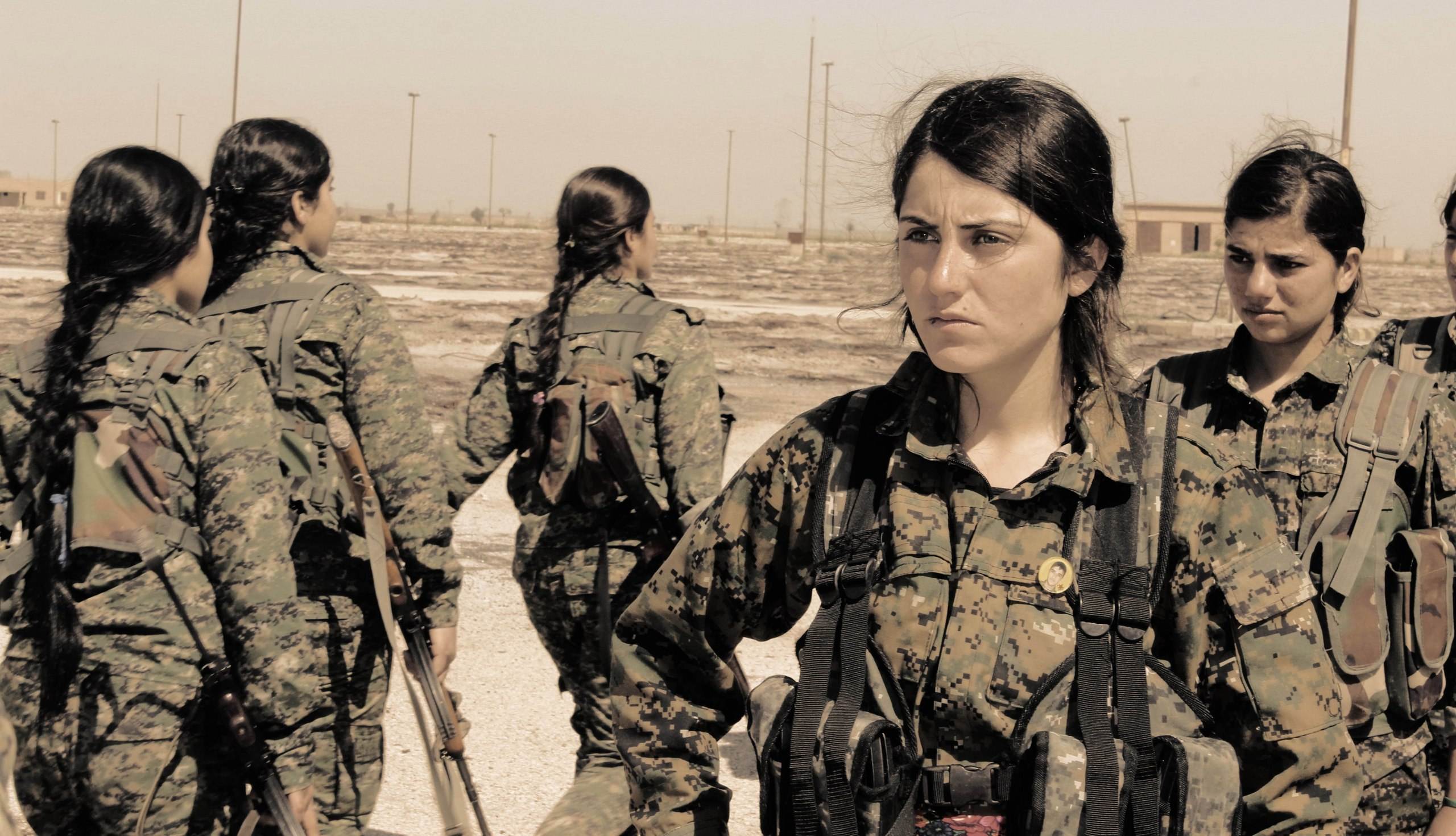 土耳其豹2坦克,遭遇库尔德女兵自杀式攻击,举炸药包同归于尽