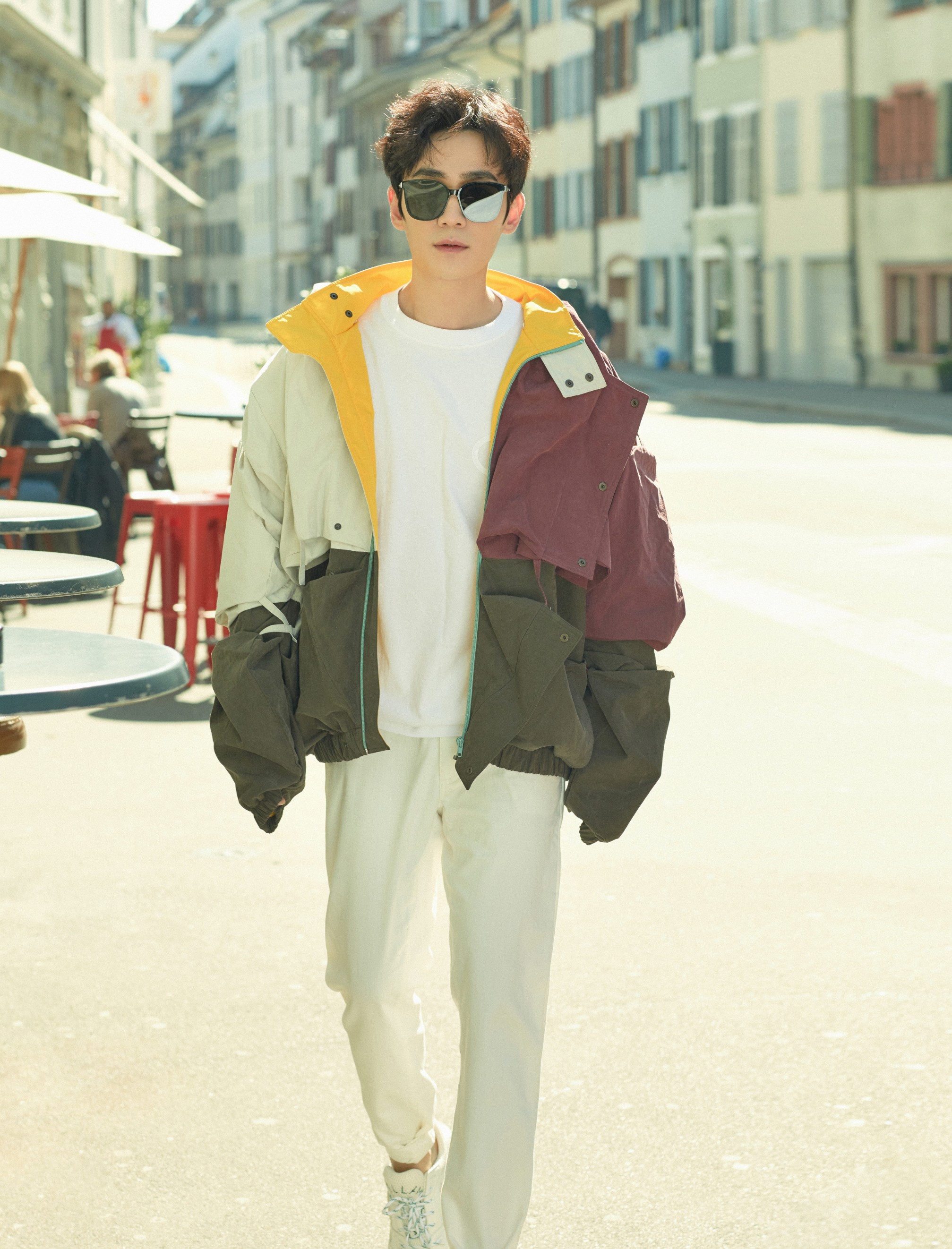 朱一龙是个"狠人",一身休闲装公园弹吉他,31岁看着像20真气人