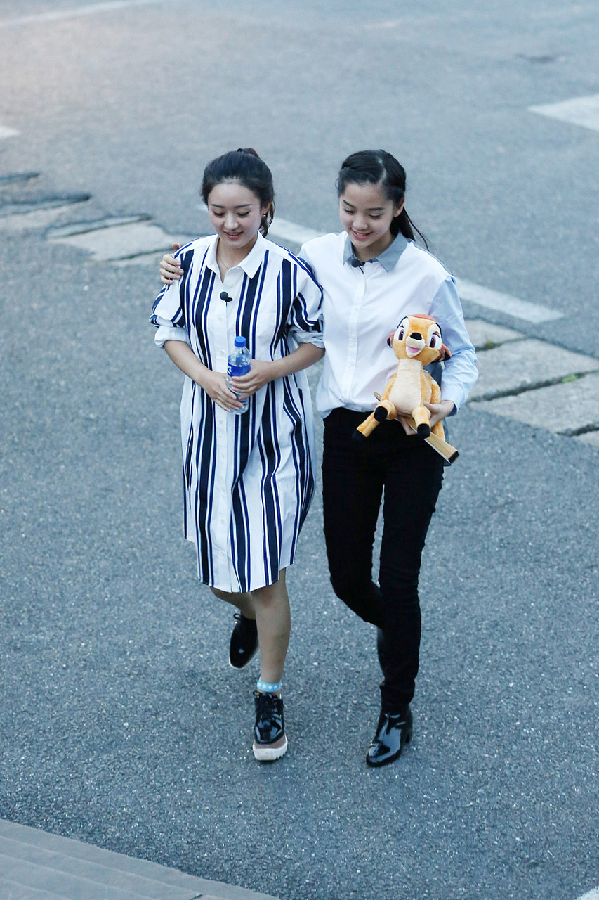 还以为欧阳娜娜,会比赵丽颖高很多!没想到,她俩竟然差不多高[左捂脸]!