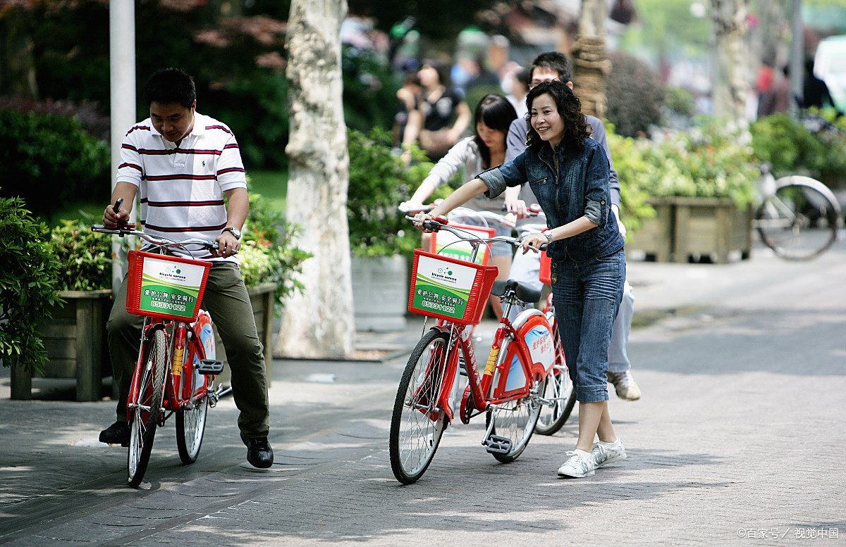 路边上,一位推自行车的老汉