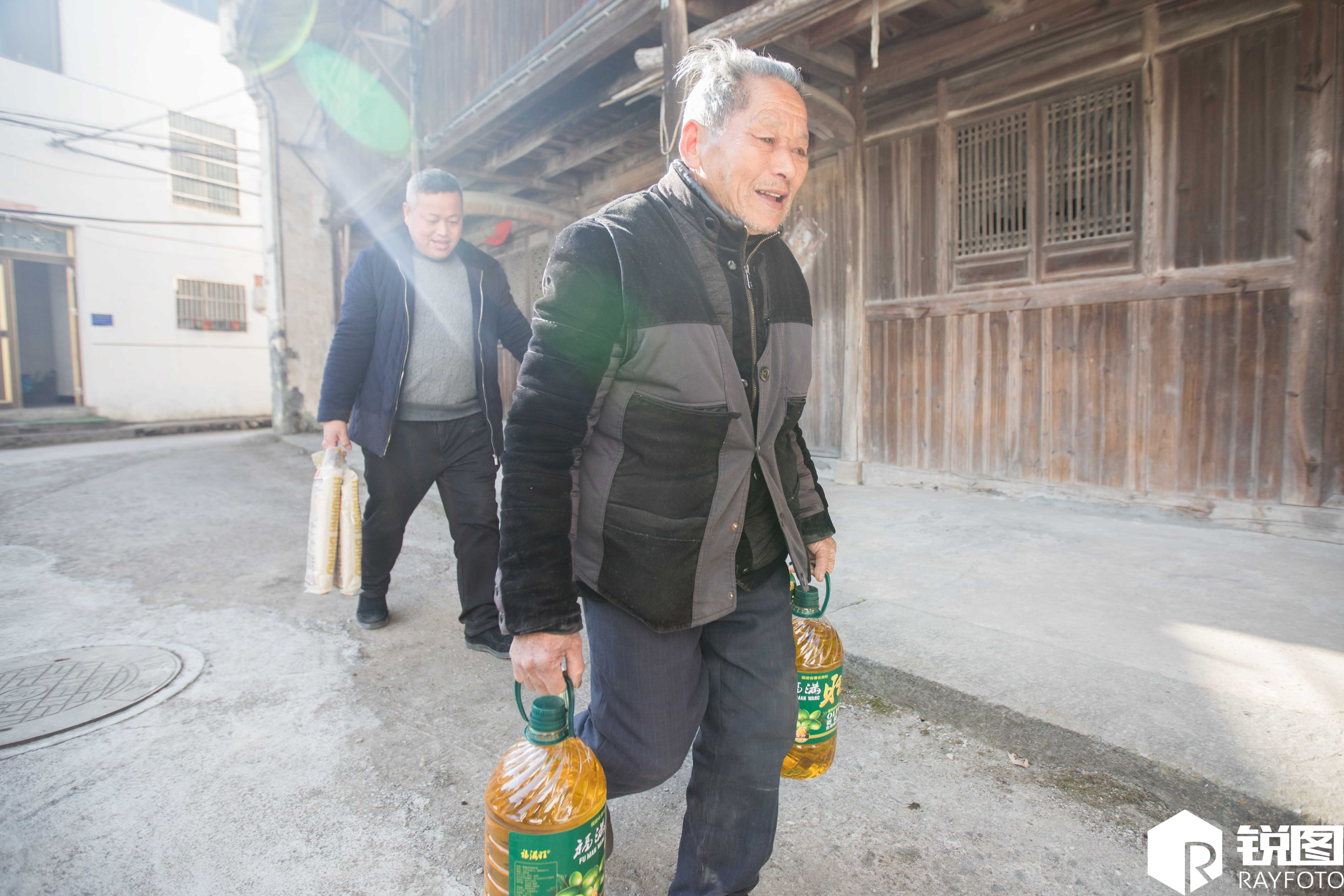 村里首富回老家给上百老人送礼 老人笑开颜:祝再发大财