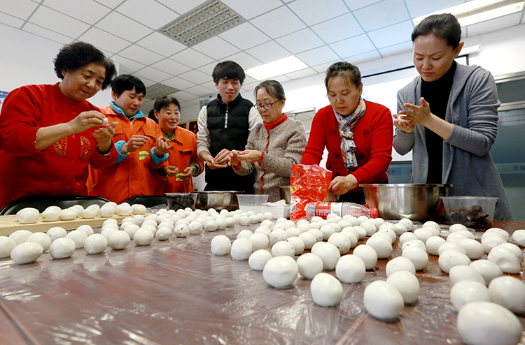包汤圆送祝福 社区欢庆元宵节