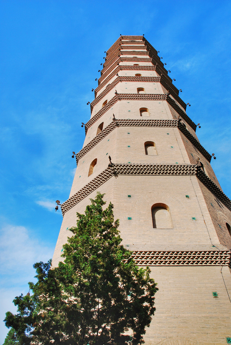 承天寺塔,有"古塔凌霄"之誉