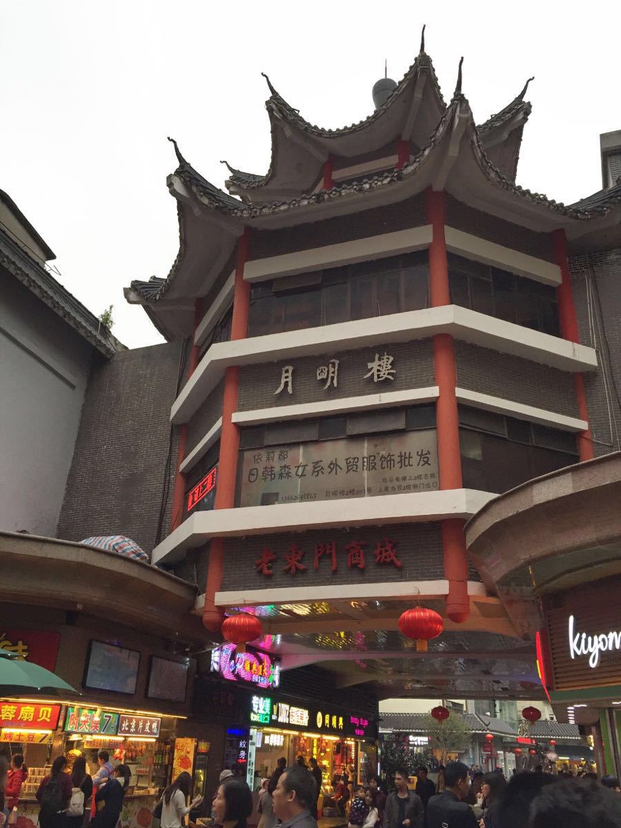 从凌晨至午夜,这里始终是人声鼎沸,万头攒动,透露着